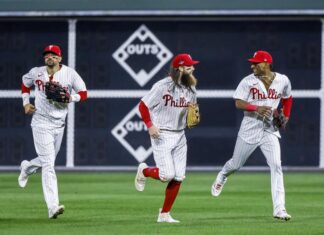 10-0. Triunfo de escándalo de los Filis , que aumenta a dos juegos su ventaja en la serie