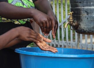 Solo el 60 % de los hogares dominicanos dispone de lo básico para el lavado de manos
