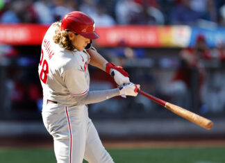 Filis, rumbo a playoffs, apalean 9-1 a Mets en el último juego de Showalter con el equipo de NY