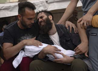 Miles de personas saquean almacenes de la ONU en Gaza mientras la cifra de muertos supera los 8.000