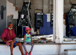Acapulco residents are fending for themselves in absence of aid