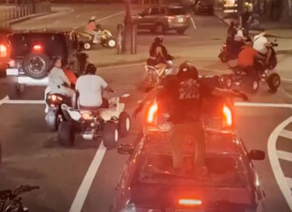 Cargos de agresión agravada a motociclista que rompió el cristal del auto de una mujer en Filadelfia