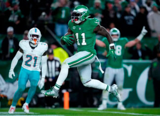 Hurts throws for 4 TDs on injured knee to help the Eagles beat the Commanders and improve to 7-1