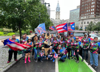 Bailando y cantando bajo la lluvia durante la Parada Puertorriqueña