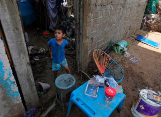 Sobrevivientes de Otis, desesperados por conseguir comida y ayuda ante la lentitud del gobierno
