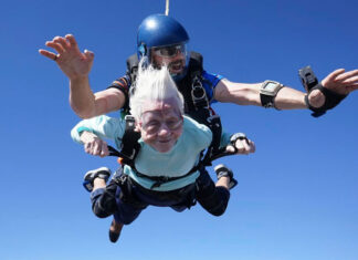 Una mujer de Chicago de 104 años espera batir récord de paracaidista más mayor del mundo