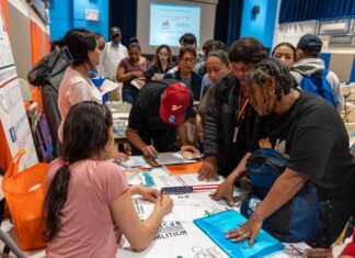 Los inmigrantes en Nueva York buscan orientación en el complejo camino a la legalidad