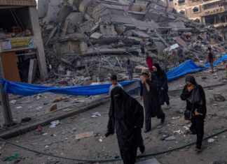 En pleno bombardeo, palestinos en Gaza van de un sitio a otro para descubrir que no hay lugar seguro