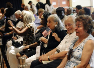 Adultos mayores, detectives contra avisos engañosos de Medicare Advantage