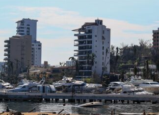 Escepticismo y urgencia en Acapulco para reactivar el turismo tras golpe de Otis en México