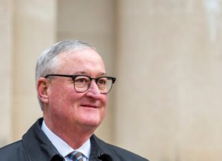 El alcalde Jim Kenney felicita a su sucesora