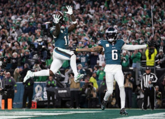 Jalen Hurts se sacude una lesión en la rodilla y lidera a Eagles a vencer 28-23 a Cowboys