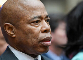 Acusan al alcalde de NY de agredir sexualmente a mujer en 1993