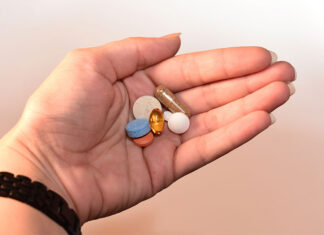 Bajas equivocadas, malas traducciones, horas al teléfono: caos por cambios en Medicaid