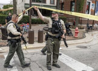 Condenan a padre del autor de un tiroteo en EE. UU. por ayudarle a lograr el permiso de armas