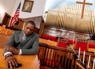 Dos pastores se preocupan por la seguridad de sus fieles. ¿Más armas son la respuesta o el problema?