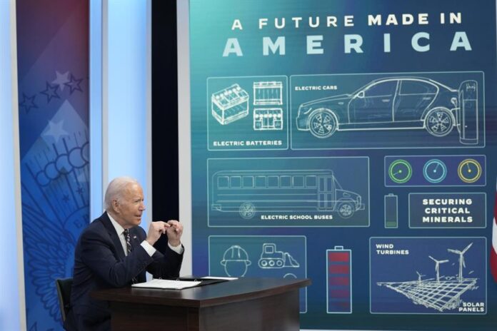 Más de 210.000 nuevos empleos, el saldo de las inversiones en energía limpia de Biden