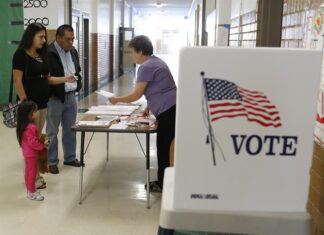 Temas económicos encabezan las prioridades de los votantes hispanos rumbo a 2024