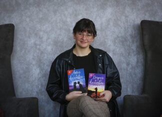 La española Joana Marcús aboga por la escritura desde cualquier pluma y a cualquier edad