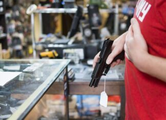 Bodegueros de Nueva York se hacen con armas de fuego para defenderse de una ola criminal