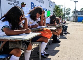 A 50 días de Otis estudiantes mexicanos intentan volver a clases en planteles destruidos