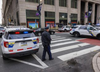 Hombre acusado de asesinato en una tienda de Filadelfia que mató a guardia de seguridad e hirió a otro