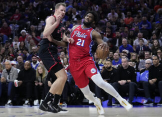 Embiid juega con tobillo lesionado pero estira gran racha; Sixers vencen a Raptors, 121-111