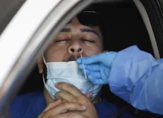 Los latinos con la covid experimentaron mayores efectos secundarios que los blancos latinos