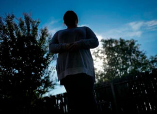 Días de oscuridad: Cómo una mujer escapó a la trampa de las teorías de conspiración