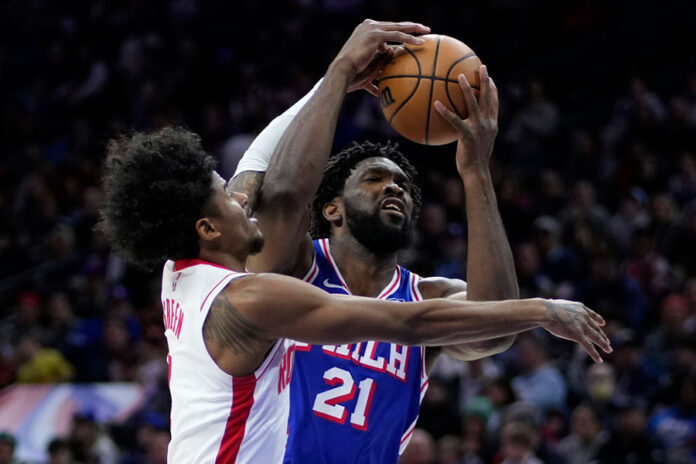 Embiid anota 41 puntos en su retorno