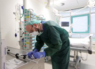 Las mascarillas vuelven a algunos hospitales de EE. UU. ante un pico de contagios de COVID-19 COVID-19