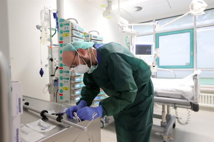 Las mascarillas vuelven a algunos hospitales de EE.UU. ante un pico de contagios de covid COVID-19