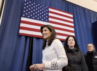 Nikki Haley, tras la retirada de DeSantis: «Ya solo quedamos un hombre y una mujer» nikki haley