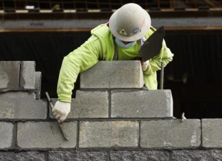 El alivio migratorio humanitario redujo la escasez de mano de obra en EE. UU., indica estudio