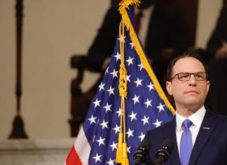 El gobernador Josh Shapiro en la mira de demócratas y republicanos