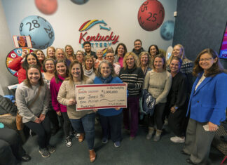 Maestros juegan los mismos números del Powerball durante años y por fin ganan 1 millón de dólares maestros