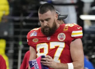 Un frustrado Travis Kelce empuja a Andy Reid, quien a sus 65 años retrocedió unos pasos