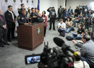 La persona transgénero uso un fusil tipo AR en tiroteo en megaiglesia de Texas