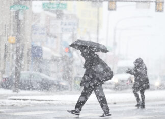 Nevadas en Filadelfia afectan vuelos, escuelas y carreteras