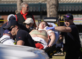 Tiroteo en desfile de Chiefs deja muerta a locutora hispana; hay 22 heridos, incluidos 8 niños niños