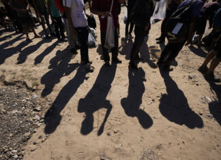 Biden dice a gobernadores que contempla decreto sobre inmigración