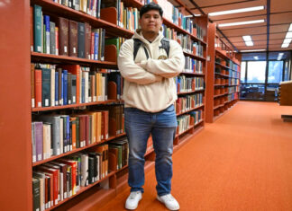 Alumnos y padres están frustrados por retrasos en la ayuda financiera federal universitaria de EE. UU. financiera