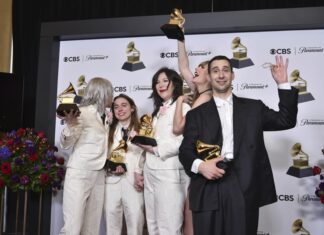 Taylor Swift wins album of the year at the Grammy Awards for the fourth time, setting a new record álbum