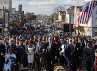 Kamala Harris encabeza la conmemoración del Domingo Sangriento en Alabama