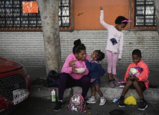 Cada vez más, venezolanos quedan varados en México, lo que explica caída en cruces ilegales a EE.UU.