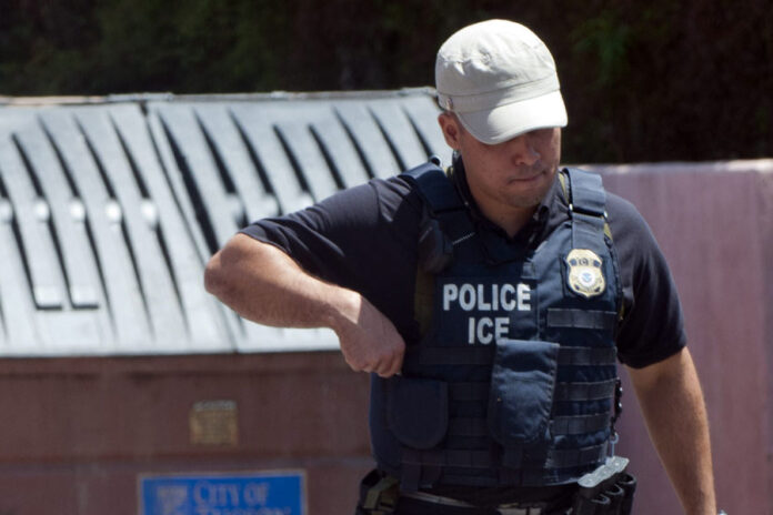 Al-menos-1.600-agentes-de-ICE-comenzarán-a-usar-cámaras-corporales-en-sus-operativos agentes