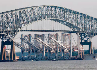 Carguero golpea puente en Baltimore y causa su derrumbe; se cree que hay varias personas en el agua baltimore