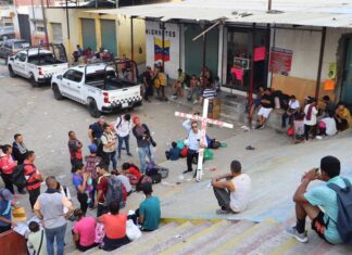 Con un viacrucis representan el sufrimiento de la travesía migratoria en el sur de México viacrucis