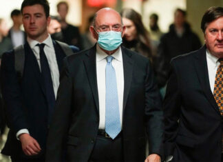 Exdirector financiero de Trump se declara culpable de perjurio en caso de fraude del expresidente financiero