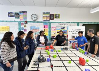 Padres inmigrantes latinos en California se lanzan a estudiar robótica con sus hijos padres